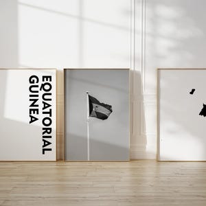 Puede incluir: Tres impresiones enmarcadas, cada una con un diseño diferente. La primera impresión tiene el texto "GUINEA ECUATORIAL" en texto negro. La segunda impresión tiene una bandera en blanco y negro. La tercera impresión tiene una silueta negra del país de Guinea Ecuatorial.