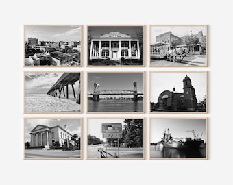 Può includere: Nove fotografie in bianco e nero di varie località di Wilmington, Carolina del Nord. Le foto includono un edificio storico, un ponte, un molo, una chiesa, un cartello e una nave.