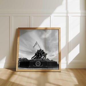 Impresión cuadrada minimalista del Parque Arlington Ridge, Monumento a Iwo Jima - Arte mural fotográfico en blanco y negro de EE. UU. - Póster de galería de viajes con descarga instantánea