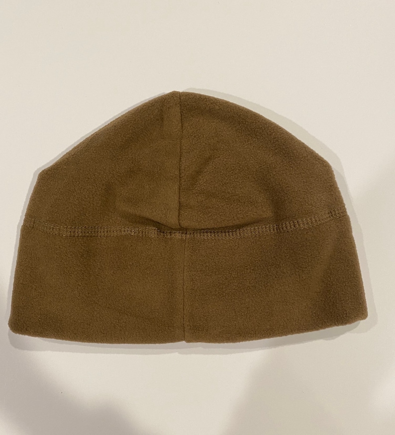 Puede incluir: Un gorro de lana marr&oacute;n. El gorro est&aacute; hecho de un material suave y c&aacute;lido y tiene un dise&ntilde;o sencillo.