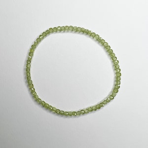 Peridot Faceted Gemstone Stretch Bracelet, August Birthday Gift, Crystal Healing Bracelet, Minimalist Jewelry, Peridot Bead Accessory