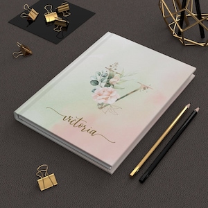 Cuaderno de tapa dura personalizado con monograma de rosas rosas y nombre