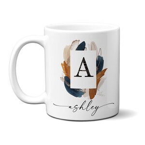 Letra del alfabeto de arte moderno abstracto, taza con monograma, taza inicial con nombre, regalo personalizado para compañera de cuarto, vecina, estudiante universitaria, chica universitaria