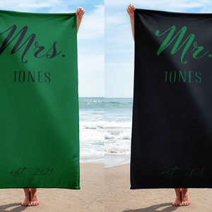 M. et Mme personnalisent le cadeau de mariage et de lune de miel de serviette de plage pour les jeunes mariés qui viennent de se marier