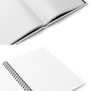 Pu&ograve; includere: Sono mostrati due quaderni bianchi con pagine a righe. Uno &egrave; aperto, rivelando le pagine interne e un dorso nero. L'altro quaderno &egrave; rilegato a spirale, con le pagine aperte a ventaglio. I quaderni sono su sfondo bianco.