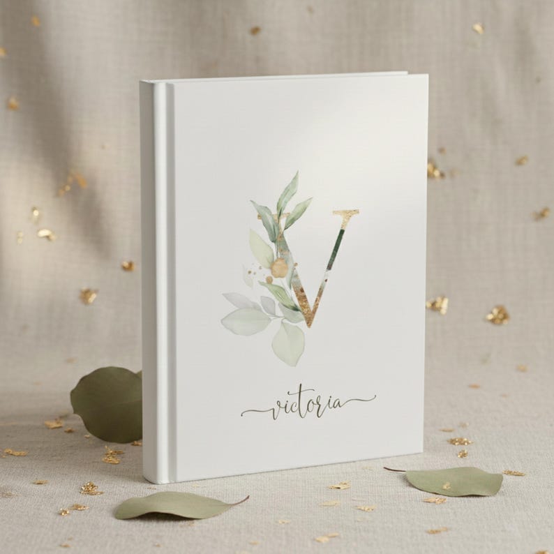 Pu&ograve; includere: Un set di tre tazze in ceramica con finitura opaca e macchiettata. Le tazze sono nei toni del crema, grigio chiaro e grigio scuro. Ogni tazza ha un design semplice e minimalista e un manico arrotondato. Le tazze sono impilate.
