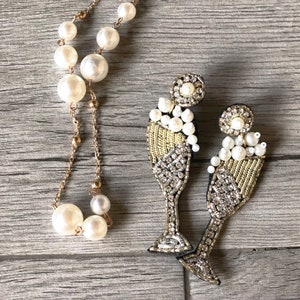 Pendientes de la flauta de champán, pendientes de la boda, tarjeta de felicitación gratis, Emily en París, regalo para ella, regalo para la mamá, amigo, pendientes con cuentas hechas a mano