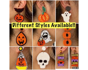 Könnte beinhalten: Eine Sammlung von Halloween-Ohrringen aus Perlen. Die Ohrringe zeigen verschiedene Designs, darunter Kürbisse, Geister, Mais, Schädel und die Worte "Trick or Treat".