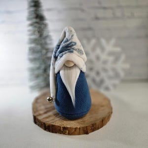 Mini gnomo de copo de nieve blanco y azul con barba blanca
