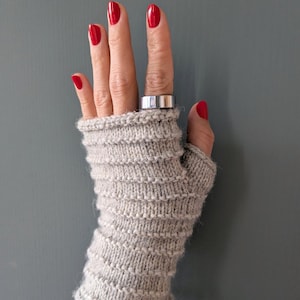 Adventurous beginner-friendly knitting pattern: Fingerless gloves with an &quot;afterthought&quot; thumb
