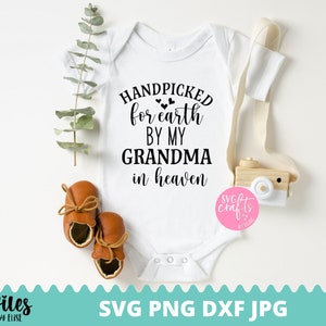 Hand Picked For Earth By My Grandma In Heaven SVG, Newborn svg, dxf, png téléchargement instantané, Baby SVG pour Cricut Silhouette, Angel Grandma svg