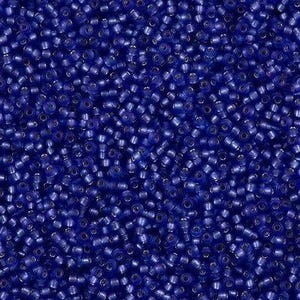 Könnte beinhalten: Nahaufnahme einer großen Menge kleiner, runder, undurchsichtiger blauer Glasperlen. Die Perlen sind gleichmäßig in Größe und Form und haben eine leicht irisierende Oberfläche.