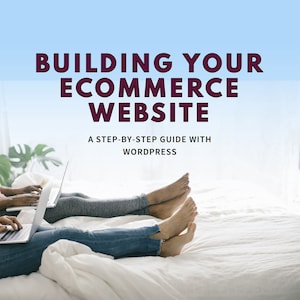 Może przedstawiać: Dwie osoby leżą na łóżku, każda z nich używa laptopa. Tekst na obrazku brzmi "Building Your Ecommerce Website. A step-by-step guide with WordPress."