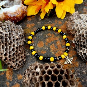Black and yellow bee bracelet, insect bracelet, black and yellow, sparkly bee bracelet, bug bracelet, cottagecore bracelet, cute bee