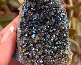 レインボーオーラアメジストクリスタルクラスター：カラフルなジオード