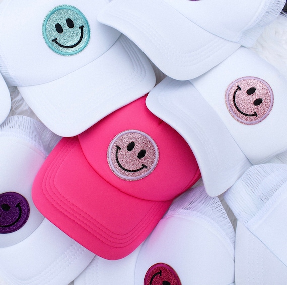 【Ashley williamsHAPPY】White Happy Trucker Cap ロゴ 帽子 Ashley williamsHAPPY】HAPPY CAP 全2色 送関込 サイズ調整可