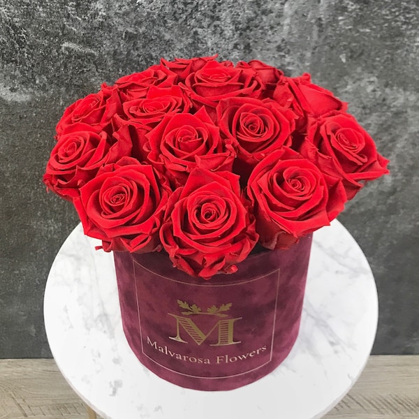 Boîte - bouquet de fleurs séchées et stabilisées avec rose éternelles rouges dans boîte à chapeaux en velours bordeaux