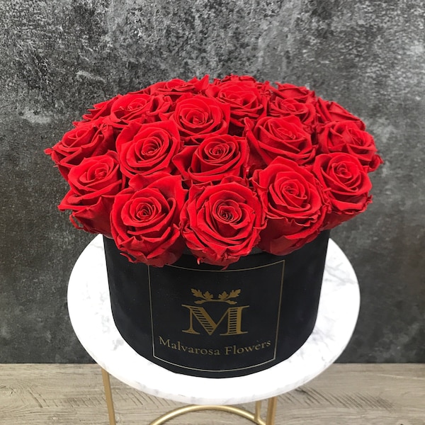 Boîte - Bouquet de fleurs séchées et stabilisées avec rose éternelles rouges dans boîte à chapeaux en velours noire
