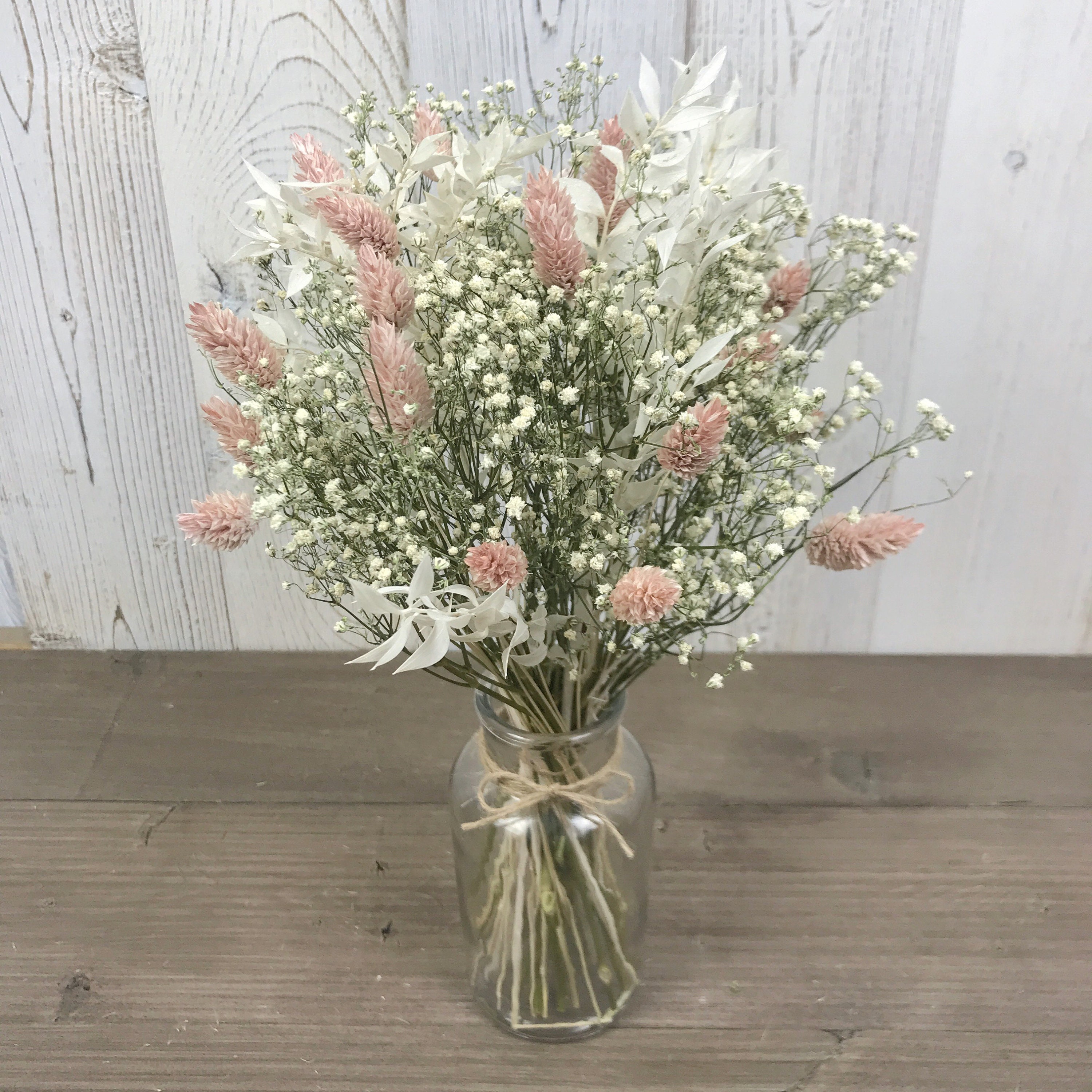 Bouquet di fiori secchi naturali con nebbiolina bianca e piumette bianche -   Italia