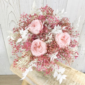 Boeket van gedroogde en geconserveerde bloemen, met eeuwige Engelse rozen en roze gipskruid, bruidsboeket van eeuwige bloemen