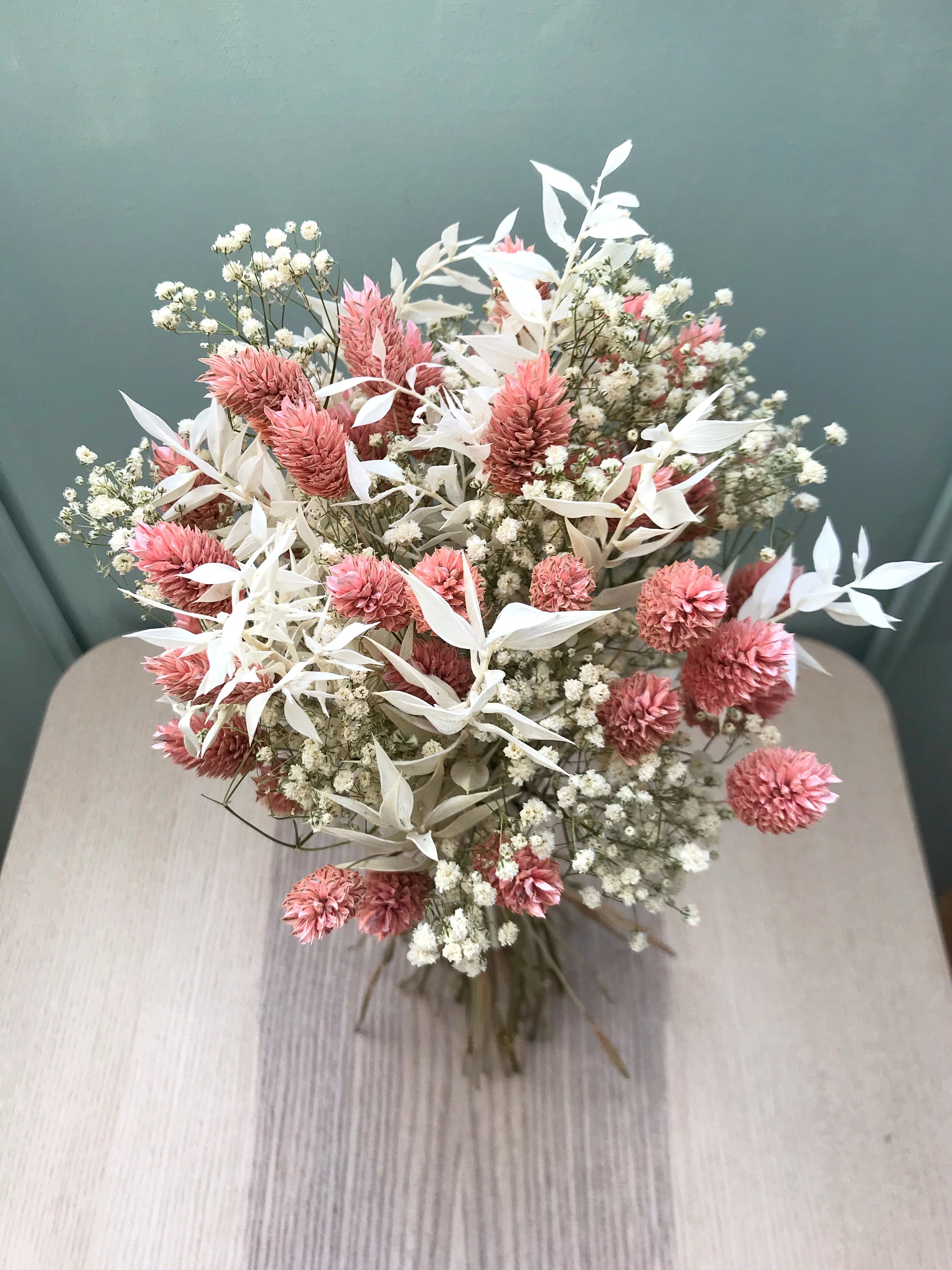 Bouquet di fiori secchi naturali con nebbiolina bianca e piumette