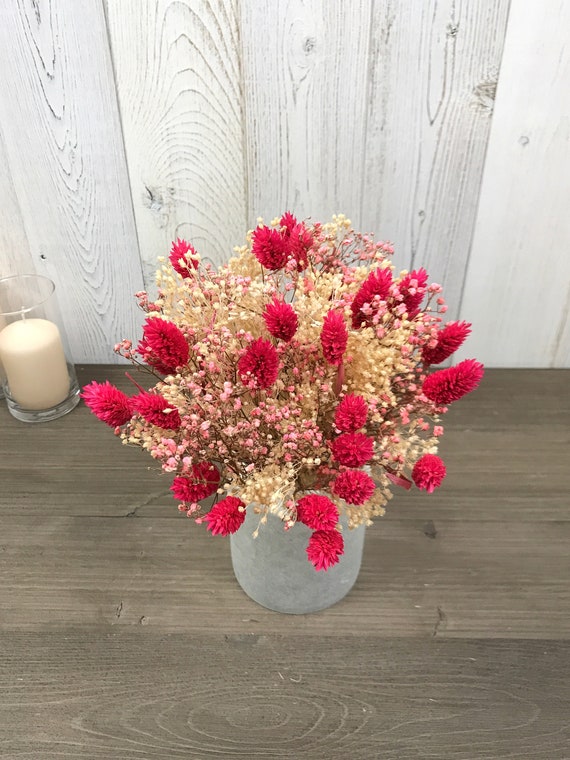 Strauß natürlicher Trockenblumen mit rosa Gypsophila und Fuchsia Phalaris, Landdekoration, Hochzeitsstrauß getrocknete Blumen