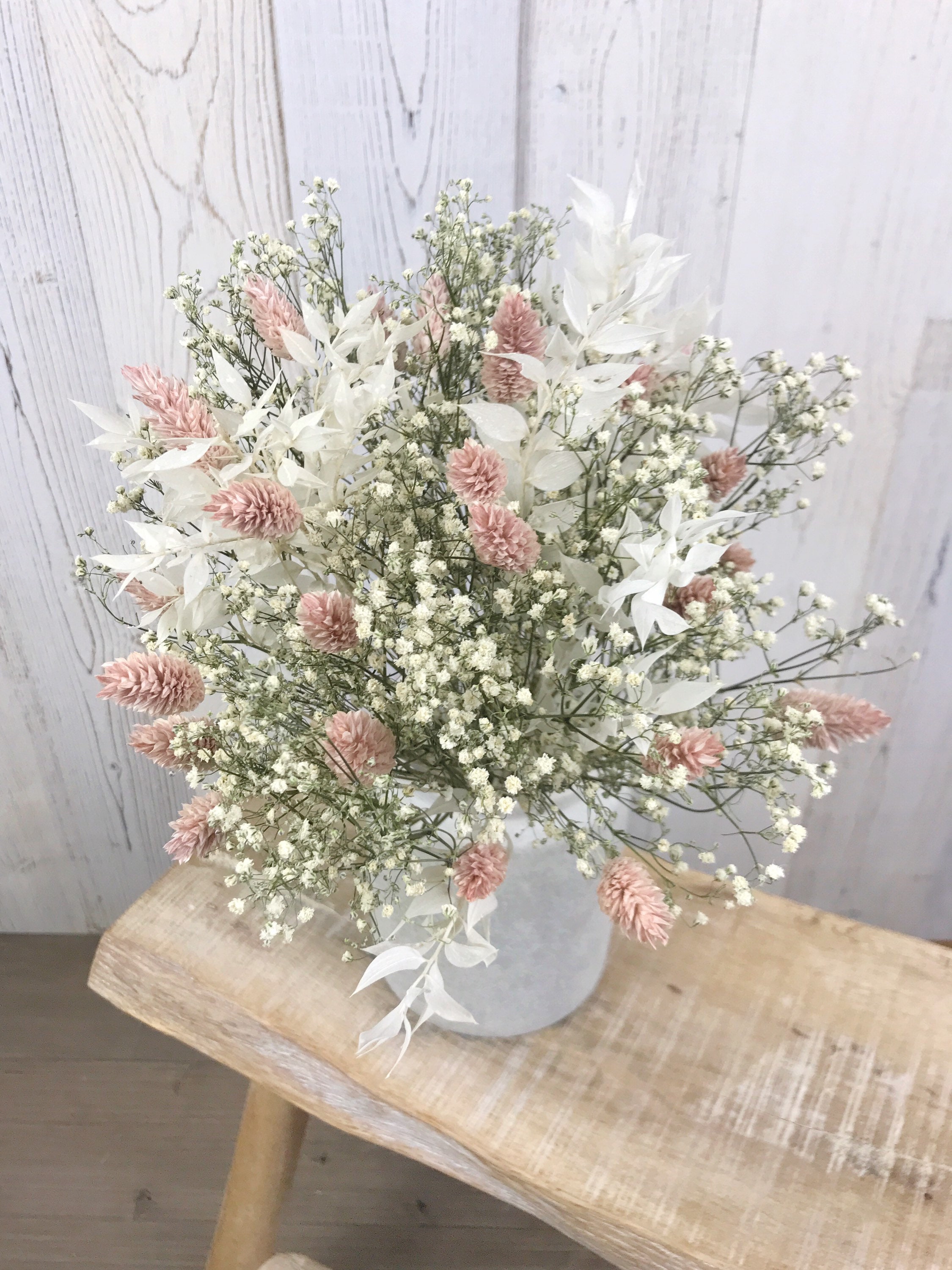 Bouquet di fiori secchi naturali con nebbiolina bianca e piumette bianche -   Italia