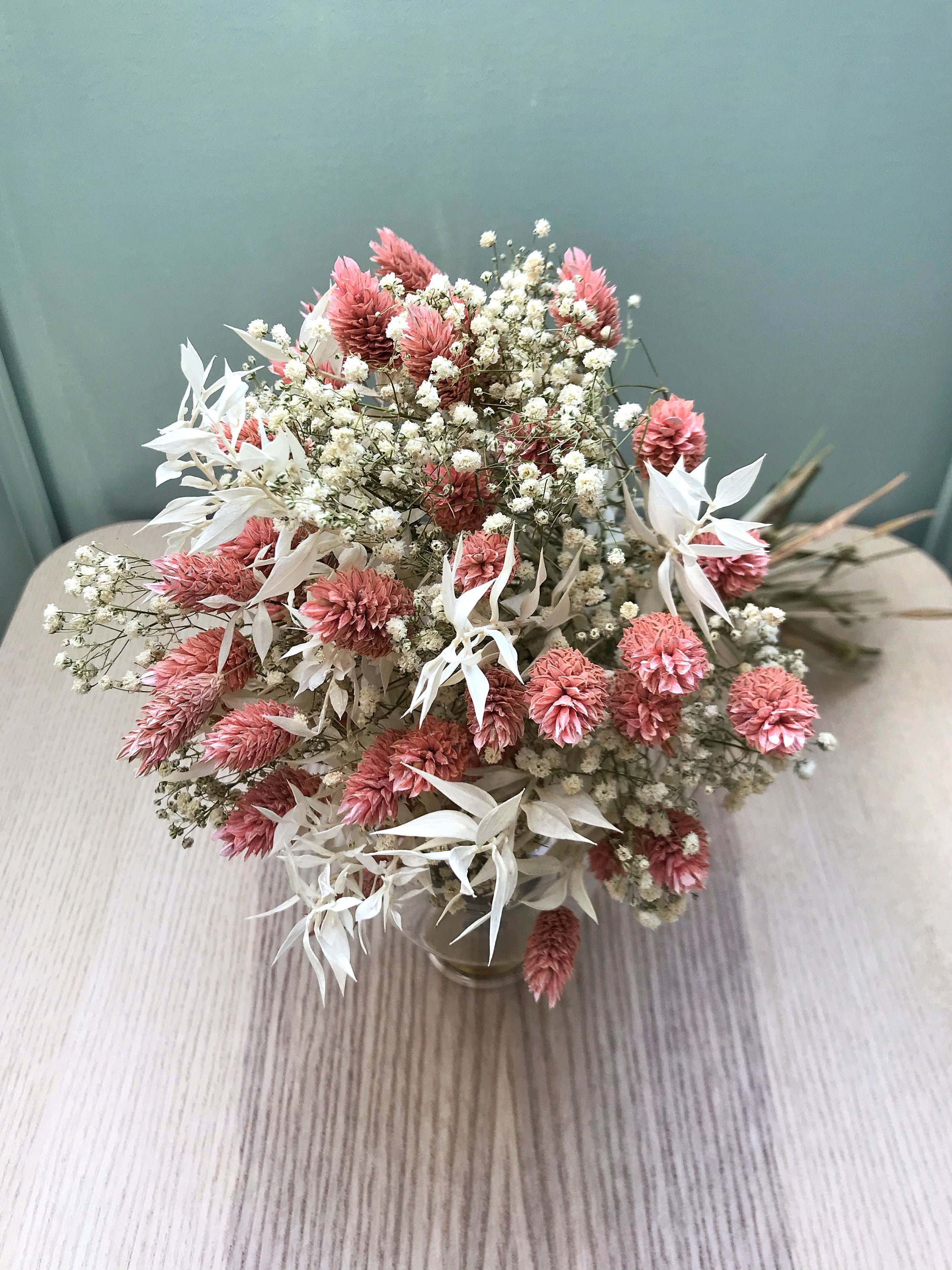 Bouquet di fiori secchi naturali con nebbiolina bianca e piumette rosa -   Italia