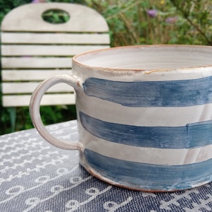 Loft Kaffeebecher | maritim blau weiß Streifen | gestreifte leichte dünnwandige Kaffeetasse | getöpferte Henkeltasse