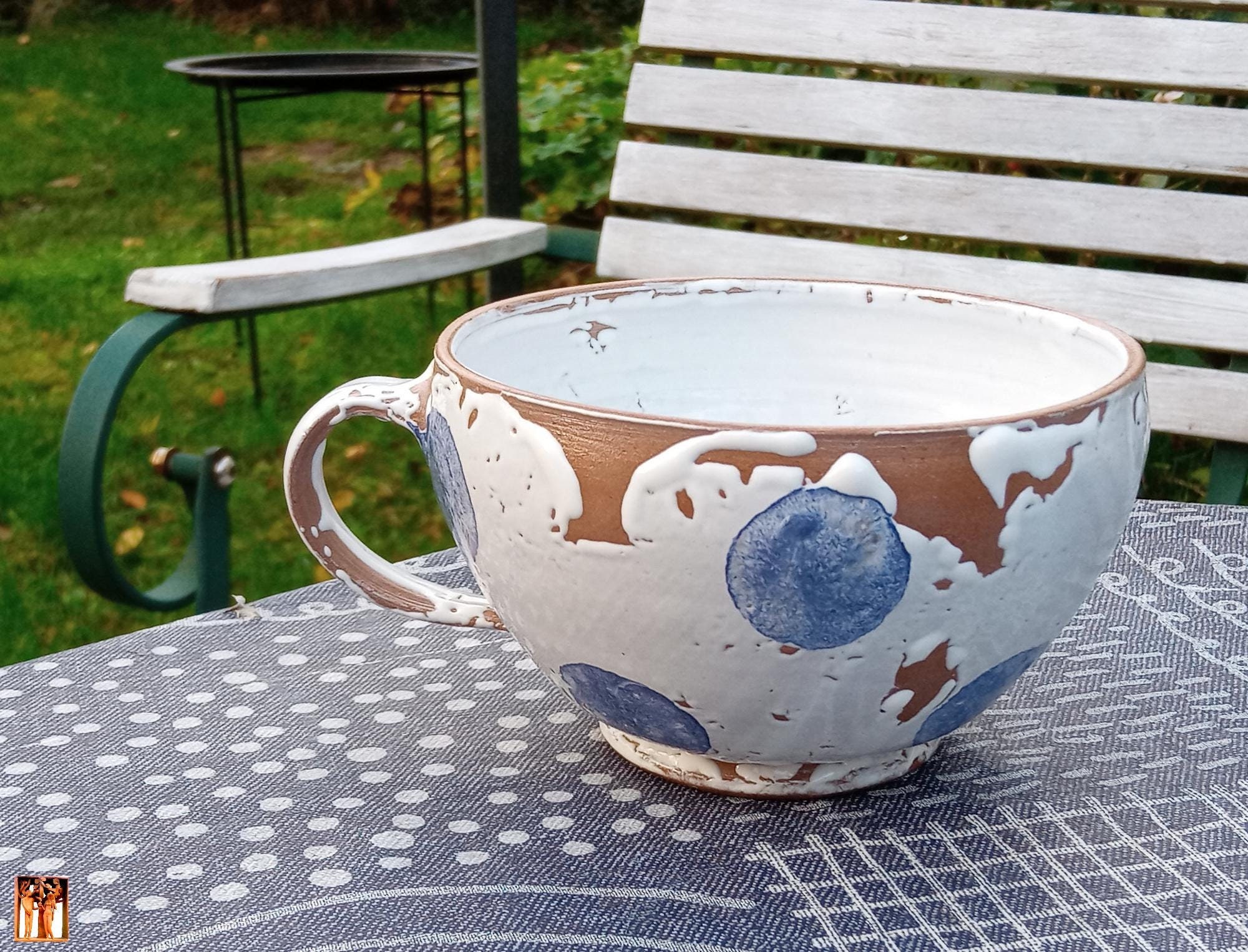 Leichte dünnwandige Teetasse im Retro Design | handgetöpferte Keramiktasse | Teeschale | Polka Dots | blau-weiß | used look | Abplatzungen