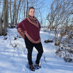 Cuddly soft poncho with sleeves made of baby alpaca wool, berry with multicolored collar