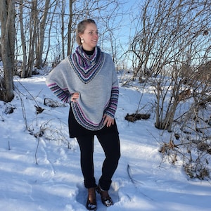 Cuddly soft poncho with sleeves made of baby alpaca wool, light gray with a multicolored collar