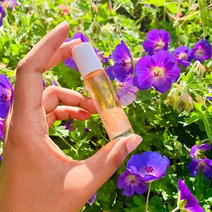 Soft Breath: Essential Perfume Oil - Aromatherapy - Fragrance - 10ml - Roller Bottle - Healing Crystal - Rose Quartz