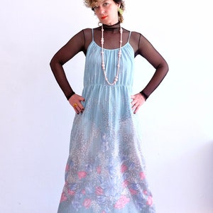 Vintage 70s retro dress: hippie summer pinafore dress; light blue/pink/glitter; maxi; floral pattern; sustainable vintage clothing; unique; negligee