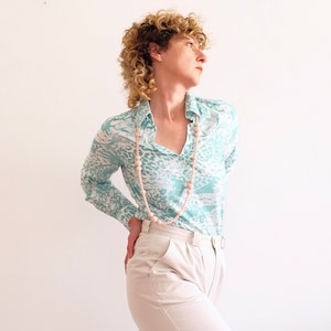 Vintage blouse white with turquoise green abstract pattern/leopard; retro style; sporty elegant vintage clothing; shirt; unisex; sustainable