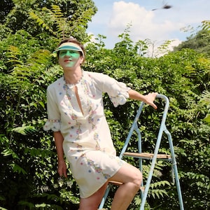 Vestido/camisola vintage anos 70/80; amarelo pastel com bordados florais maravilhosamente doces; Fabricado na Alemanha Ocidental; boho hippie; estilo retrô; exclusivo;