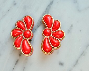 with a natural border. Chunky Collection square ear clips tomato-red
