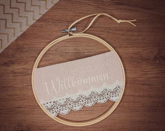 ÚNICA EN SU CLASE | Corona para puerta "Bienvenido" de 20 cm con lino rosa y encaje blanco