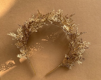 Couronne dorée, halo de fleurs, couronne monochrome luxuriante, couronne de feuilles artificielles, bandeau doré, bandeau doré, mariage bohème, halo de demoiselle d'honneur