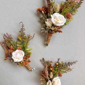 Flower wedding boutonniere for groom in natural rust colors, Groomsman buttonhole for bohemian wedding, Fall warm colors wedding flowers