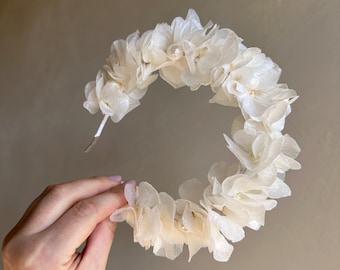 Bridal flower crown with pearls, Beige flower headband, Classic tiara for bride, Cream hairpiece for retro wedding, Floral bridal headpiece