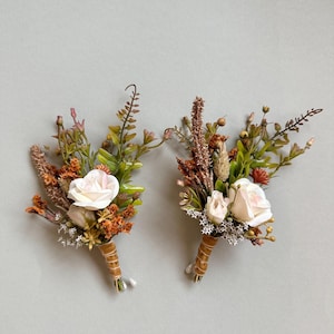 Flower wedding boutonniere for groom in natural rust colors, Groomsman buttonhole for bohemian wedding, Fall warm colors wedding flowers