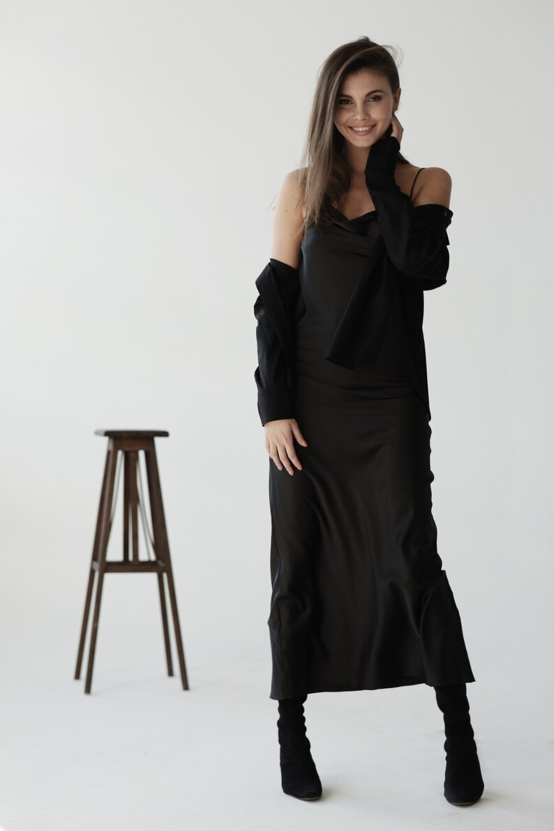 black v neck slip