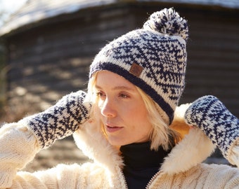 Bonnet d'hiver Snowy Fair Isle pour femme - 100% laine commerce équitable - Bonnet doublé polaire - Bandeau confortable - Gants sans doigts bleu marine - Pachamama