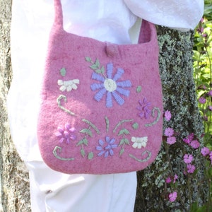 Fair Trade, handgefilzte Umhängetasche. Gefilzte Wolltasche mit hübschen handgestickten Blumen und Blättern, Creme und Denim, Filzkugelverschluss.
