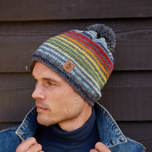 Herren Bommelmütze Regenbogen Streifen Grau - Fingerlose Handschuhe - Mehrfarbig Kuschelige Beanie Mütze - 100% Wolle Feinstrick Fair Trade - Pachamama