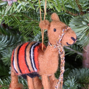 Decoração de Natal de camelo feltrado à mão - Enfeite de árvore de Natal - Decoração de camelo de Natal - Animais de Natal - 100% lã - Pachamama