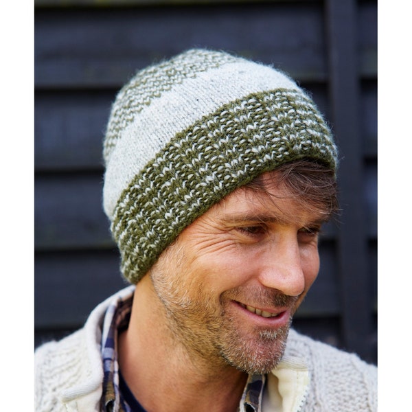 Bonnet tricoté à la main pour homme, 100 % laine, motif côtelé à rayures subtiles, chapeau d'hiver chaud, doublé polaire, commerce équitable, mousse, gris, bleu, naturel.