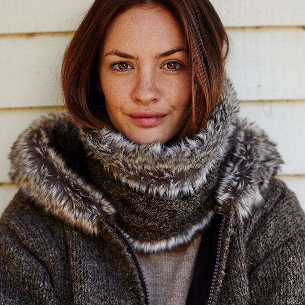 Snood en fausse fourrure pour femme - Écharpe tricotée à la main - Écharpe confortable d'hiver - 100 % laine - Doublure en fausse fourrure - Tricot torsadé - Tricot Aran - Pachamama