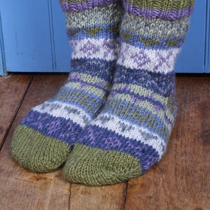 Handgestrickte Sofasocken für Damen Fair Isle Socken 100% Wolle Handgefertigte Fair Isle Socken Gemütliche Loungewear Socken Pachamama Olive